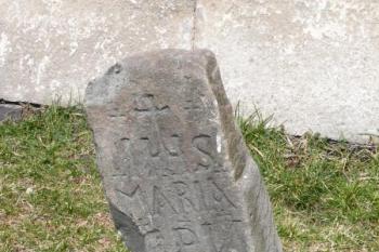 zajímavý snad náhrobní kámen s datováním 1699 ( © Jan P. Štěpánek 03/2008)