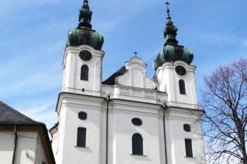 pohled na kostel od budišovského náměstí ( © Jan P. Štěpánek 03/2008)