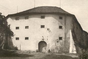  (Hrady, zámky a tvrze v Čechách, na Moravě a ve Slezsku II., Praha 1983, s. 126 (foto V. Hyhlík)')
