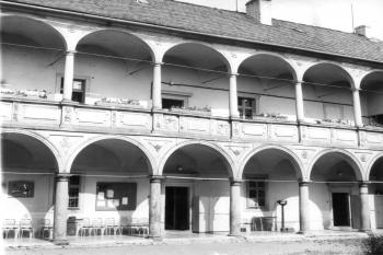 Arkády na zámku Krakovec (© Neuveden 1971)