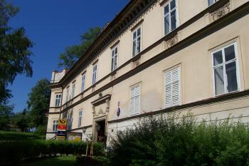 Láškov - pohled na zámek od návsi (© Ivo Rozehnal, 06/2012)