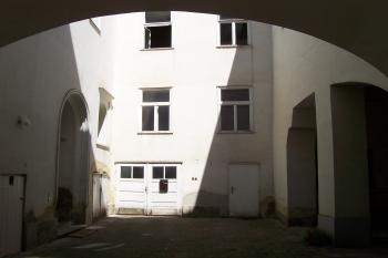 Láškov - nádvoří zámku (© Ivo Rozehnal, 06/2012)