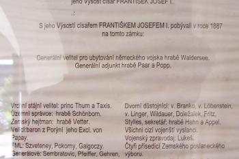 Láškov - nádvoří zámku - překlad pamětních desek (© Ivo Rozehnal, 06/2012)