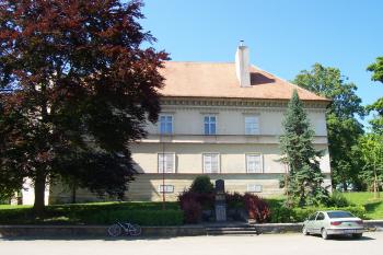 Láškov - severozápadní křídlo, viditelné z obce. V popředí pomník obětem světových válek. (© Ivo Rozehnal, 06/2012)