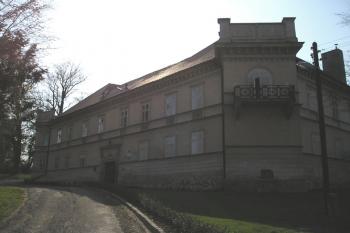 vstupní průčelí zámku (© de ardoise 05/2005)
