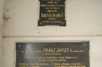 pamětní deska v nádvoří (© de ardoise 05/2005)