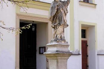 Socha sv. Jana z Nepomuku (1786) ( © Luděk Pitter 04/2005)
