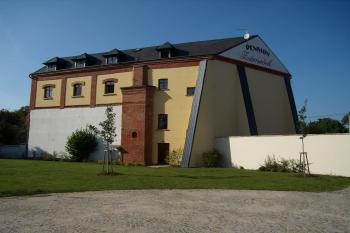 bývalý zámecký pivovar - Hotel Zámeček (© Petr Pospíšil, 09/2011)