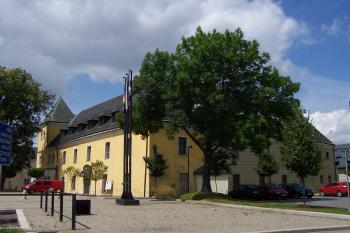 Velká Bystřice - tvrz a zámek - pohled od náměstí (© Ivo Rozehnal, 06/2014)