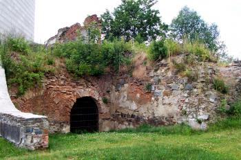 Velká Bystřice - zbytky hospodářských budov u tvrze (© Ivo Rozehnal, 06/2014)