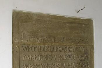 deska v průjezdu veže s datem dokončení renesančního zámku (© de ardoise 05/2005)