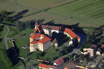 vodní hrad Švihov - letecký snímek ( © Radovan Smokoň 05/2011)