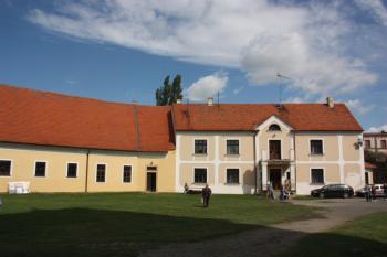 Obytný dům z roku 1925 (vpravo) a část hospodářských budov u západní části vnějšího opevnění ( © Ivan Grisa 07/2011)