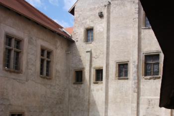Západní část nádvoří hradního jádra ( © Ivan Grisa 07/2011)