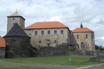 Typický pohled na Švihov, vpravo kaple nad polygonální baštou, stěna paláce s prevétem a jedna z bašt s ležatou střílnou (© Jan Večeřa, 08/2015)
