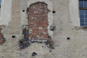 Otisk průchodu s klenutým pasem do jedné z věží kolem jádra (© Jan Večeřa, 07/2015)
