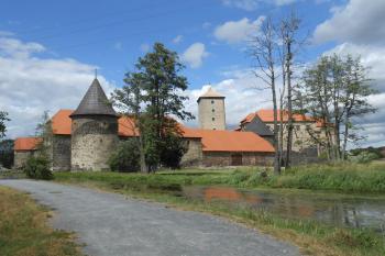 Švihov, v popředí věž Kašperka a pozdně gotická sýpka (© Jan Večeřa, 08/2015)