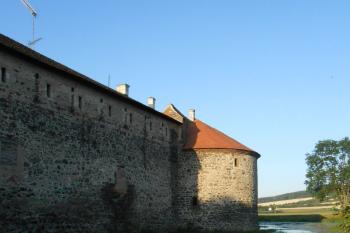 Švihov je opravdu vodní hrad a zrcadlově se odráží v hladině (© Jan Večeřa, 07/2015)