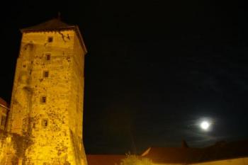 Hrad Švihov - noční pohled na věž a měsíc (© Pavel Jarý,  24.08.2007)