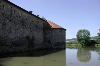 Švihov - vodní příkop (© Jana Herianová 07/2003)