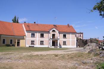 Švihov - přilehlé nádvoří (© Jana Herianová 07/2003)