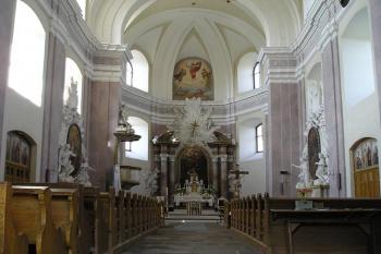 pohled k oltáři od vstupu (© de ardoise 05/2005)