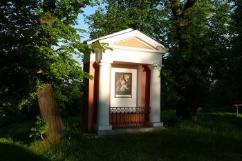 Jedna z kapliček okolo kostela (© Jiří Cukr, 05/2011)