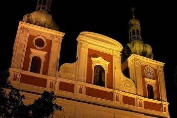 Průčelí kostela v noci (© Jiří Cukr, 05/2011)
