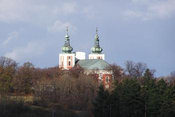 Pohled na poutní kostel od hradu Cvilína (© Jan P. Štěpánek, 11/2006)