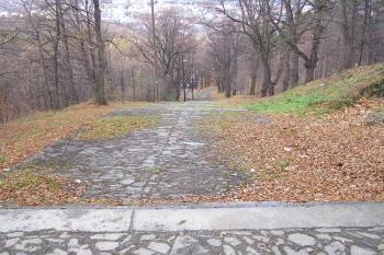 Schodiště vedoucí z Krnova až k poutnímu kostelu (© Jan P. Štěpánek, 11/2006)