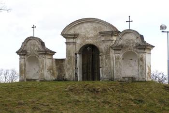 C9rkevní stavba v areálu poutního kostela (© Jan P. Štěpánek, 11/2006)