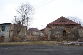 Vstup do hospodářského dvora ze středu obce (© Vladimír Studecký 03/2006)
