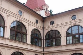 část arkádového nádvoří (© D Dohňanský, 07/2014)