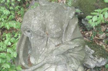 zbytek sochařské výzdoby v parku (© de ardoise 04/2005)