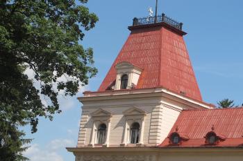 Detail západní nárožní věžice (© Dušan Dohňanský 08/2019)