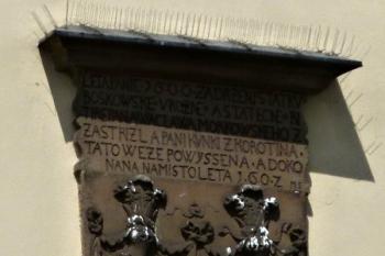 erby Václava Mořkovského ze Zástřizl a jeho ženy Kunky z Korotína informující o dostavbě věže kostela v roce 1602 ( © Jan P. Štěpánek 06/2012)