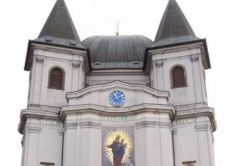 čelní pohled na hlavní průčelí basiliky ( © Jan P. Štěpánek 10/2007)