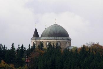 výhled na hostýnskou basiliku z hrádku Skalný ( © Jan P. Štěpánek 10/2007)
