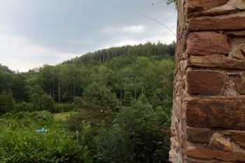 Výhled od věže do údolí Úžického potoka... (© Marek Reimann, 07/2017)