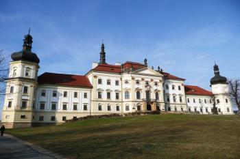 vstupní průčelí bývalého kláštera ( © Jan P. Štěpánek 03/2011)