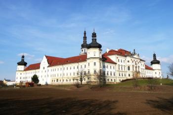celkový pohled na bývalý klášterní komplex od řeky ( © Jan P. Štěpánek 03/2011)