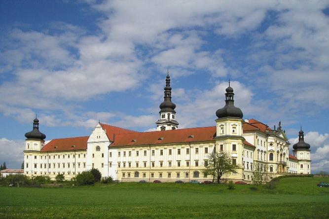 klášter premonstrátů s kostelem Nanebevzetí P. Marie