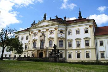 vstupní část se slavnostní síní v prvním patře (D. Martinelli, 1699 - 1701) (© de ardoise 06/2005)