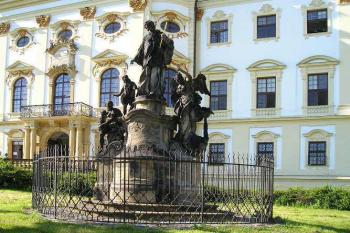 Sousoší sv. Jana Nepomuckého před klášterem (J. Winterhalder, 1737) (© de ardoise 06/2005)