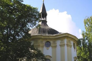 kostel sv. Štěpána u východní stěny (připisováno Santinimu, 1726-1731) (© de ardoise 06/2005)