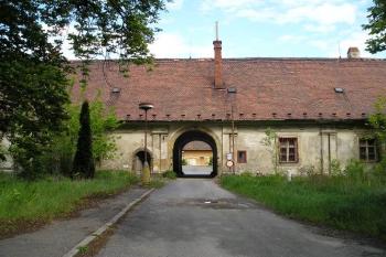 vstupní část hospodářské budovy před klášterem (© de ardoise 06/2005)