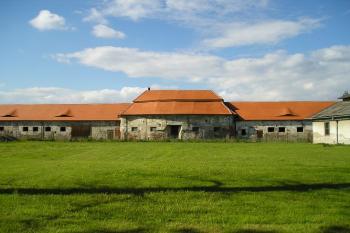 hospodářské budovy za klášterem (severní strana) (© de ardoise 06/2005)