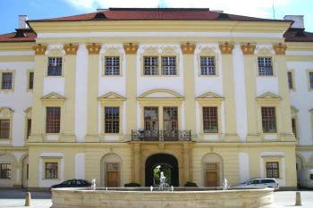 vstupní blok se slavnostním sálem z prvního nádvoří (© de ardoise 06/2005)