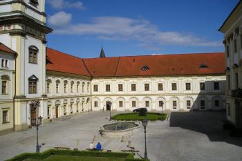 první nádvoří kláštera (© de ardoise 06/2005)