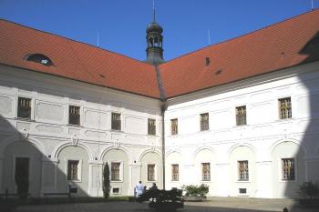 druhé nádvoří (severovýchodní roh) (© de ardoise 06/2005)